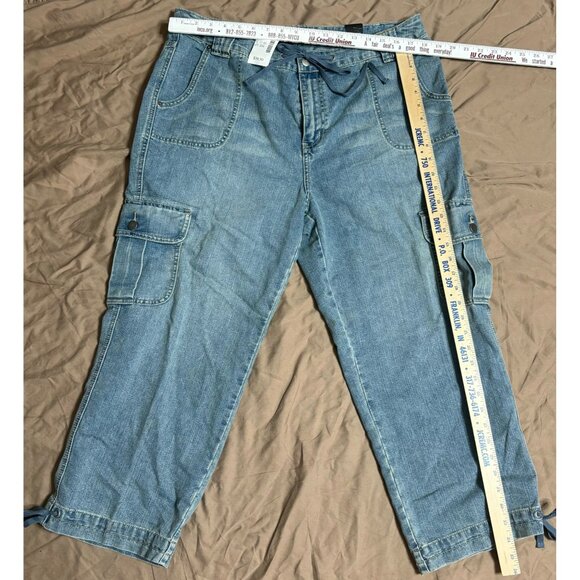 New Venenzia Women's Cargo Capri Jeans Pants Size 16 Light Wash Denim Summer - Picture 2 of 12